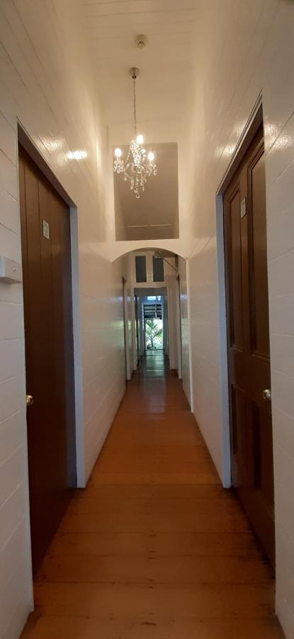 קאירנס Travellers Paradise מראה חיצוני תמונה A typical corridor in a residential building