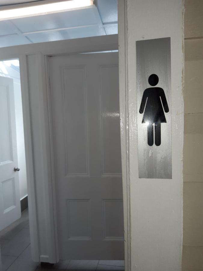 קאירנס Travellers Paradise מראה חיצוני תמונה A door with a pictogram for a women's toilet