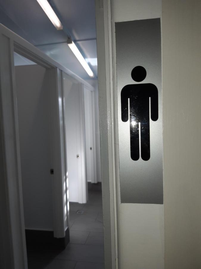 קאירנס Travellers Paradise מראה חיצוני תמונה A men's restroom sign