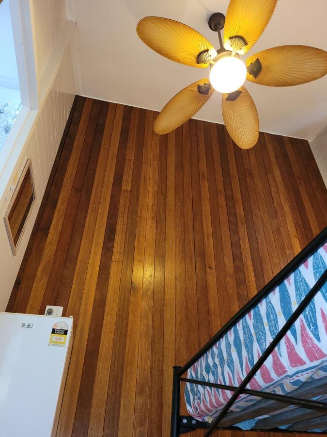 קאירנס Travellers Paradise מראה חיצוני תמונה A floor made of teak