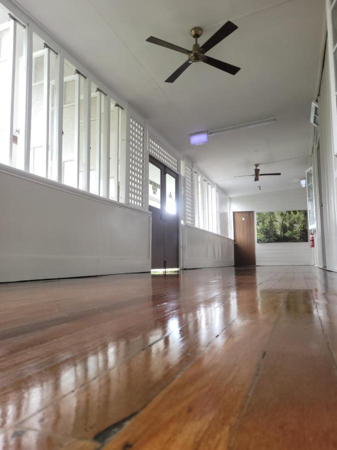 קאירנס Travellers Paradise מראה חיצוני תמונה Interior of the school