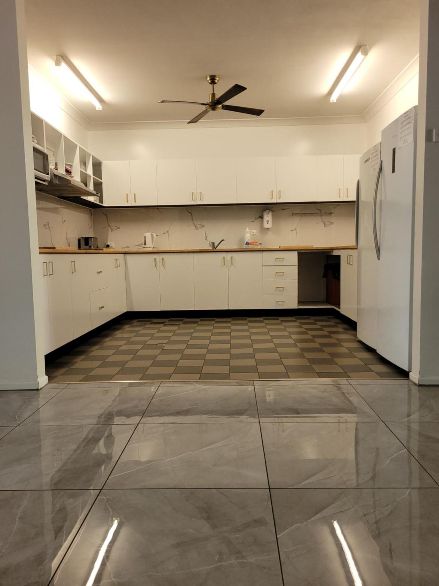 קאירנס Travellers Paradise מראה חיצוני תמונה A kitchen in a typical apartment