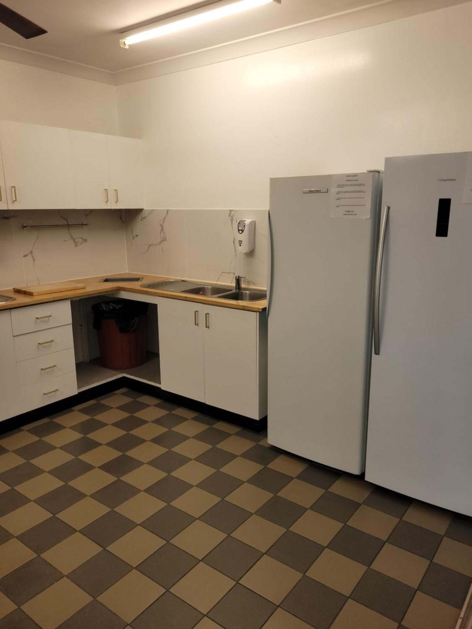 קאירנס Travellers Paradise מראה חיצוני תמונה A typical kitchen in a student residence hall