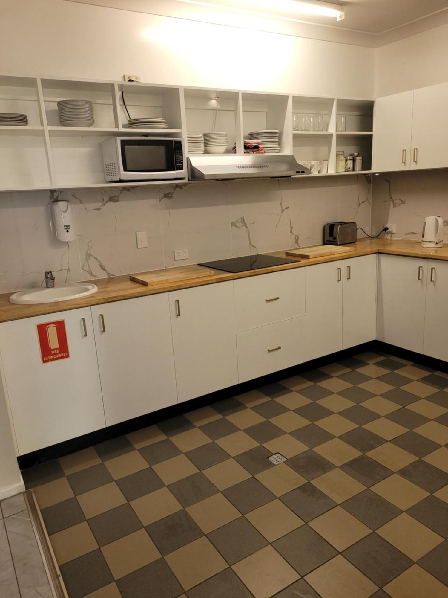 קאירנס Travellers Paradise מראה חיצוני תמונה A kitchen in a student apartment