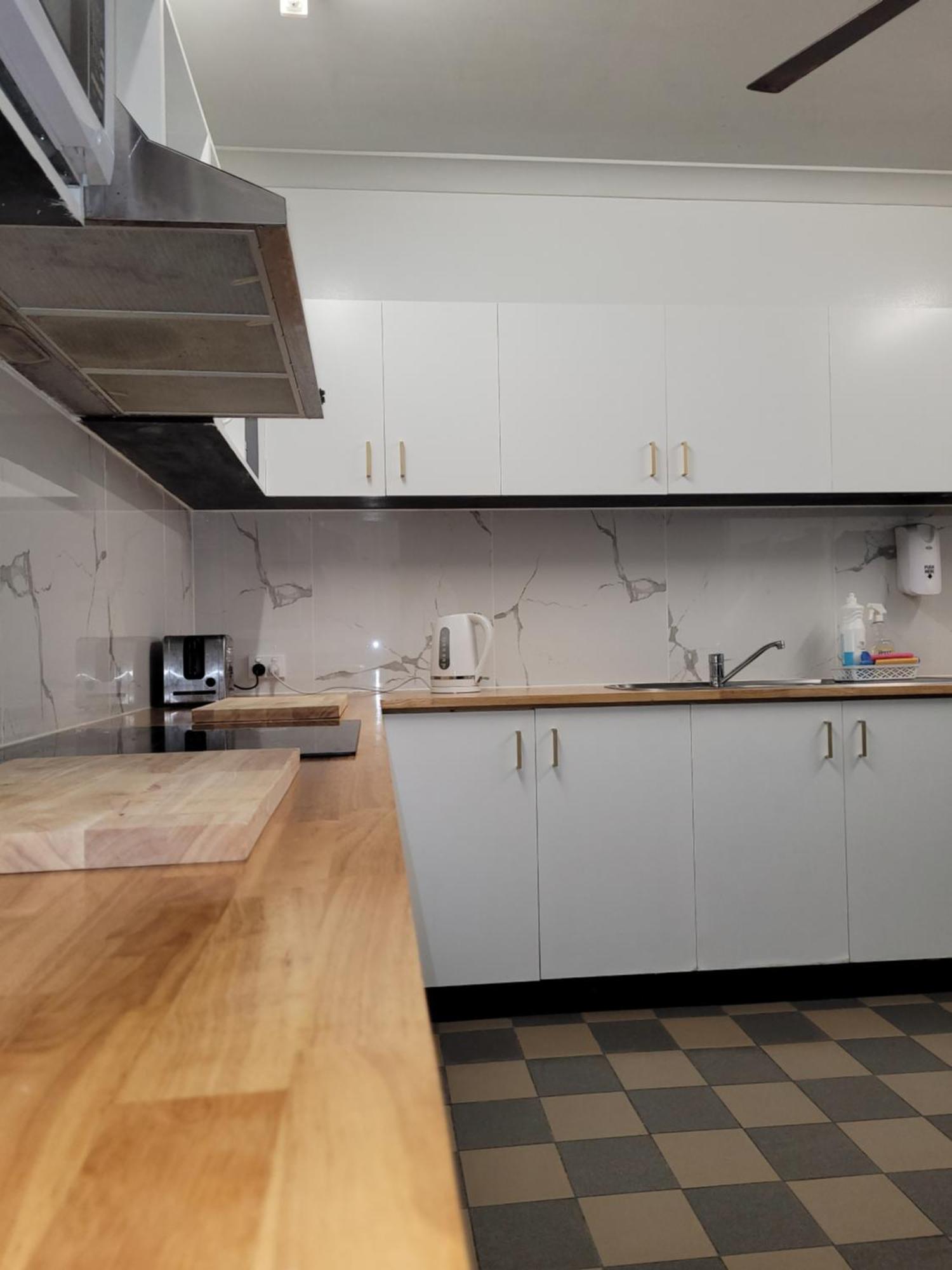 קאירנס Travellers Paradise מראה חיצוני תמונה A typical kitchen in a hostel
