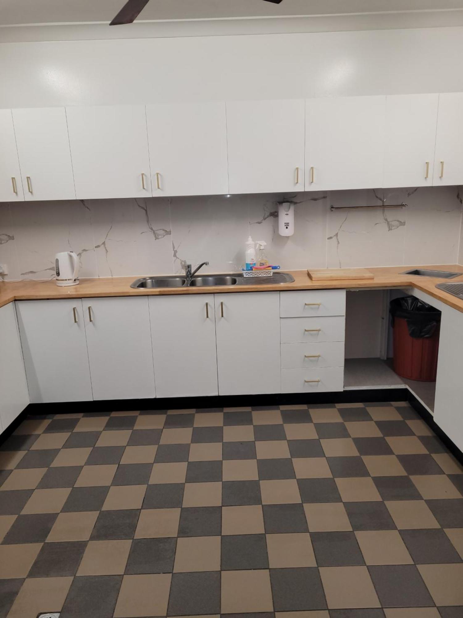קאירנס Travellers Paradise מראה חיצוני תמונה A kitchen in a student residence hall at the University of Michigan
