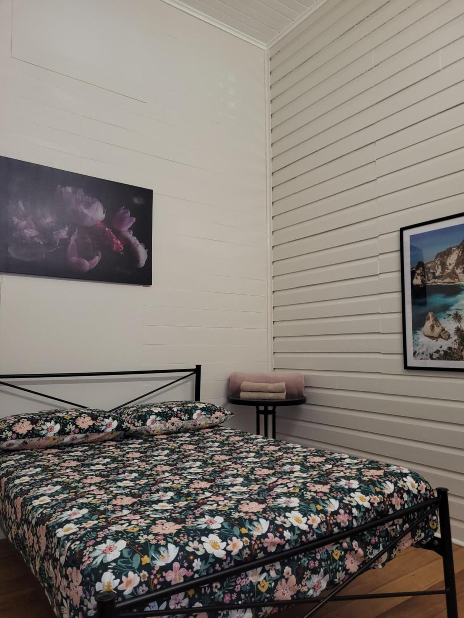 קאירנס Travellers Paradise מראה חיצוני תמונה A bedroom at the hotel