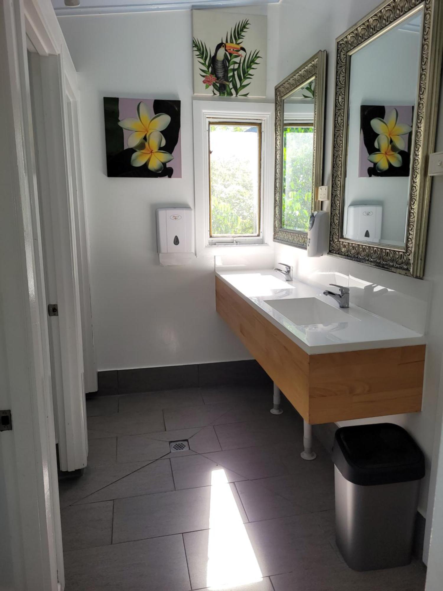 קאירנס Travellers Paradise מראה חיצוני תמונה A modern bathroom
