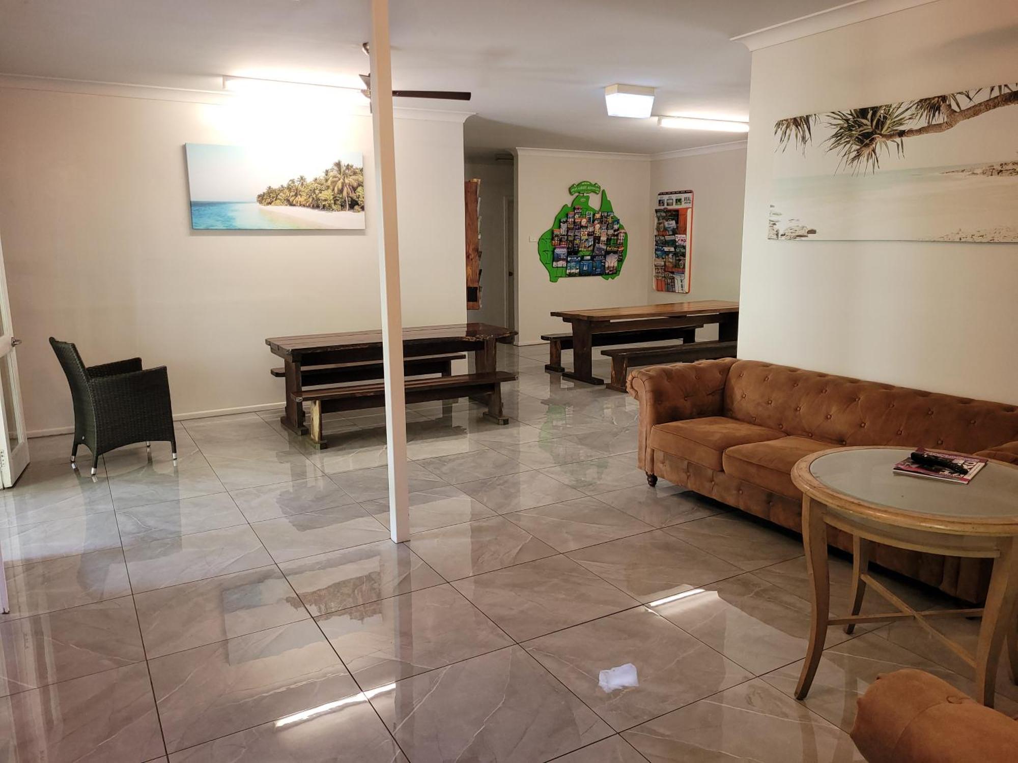 קאירנס Travellers Paradise מראה חיצוני תמונה The lobby of the hostel