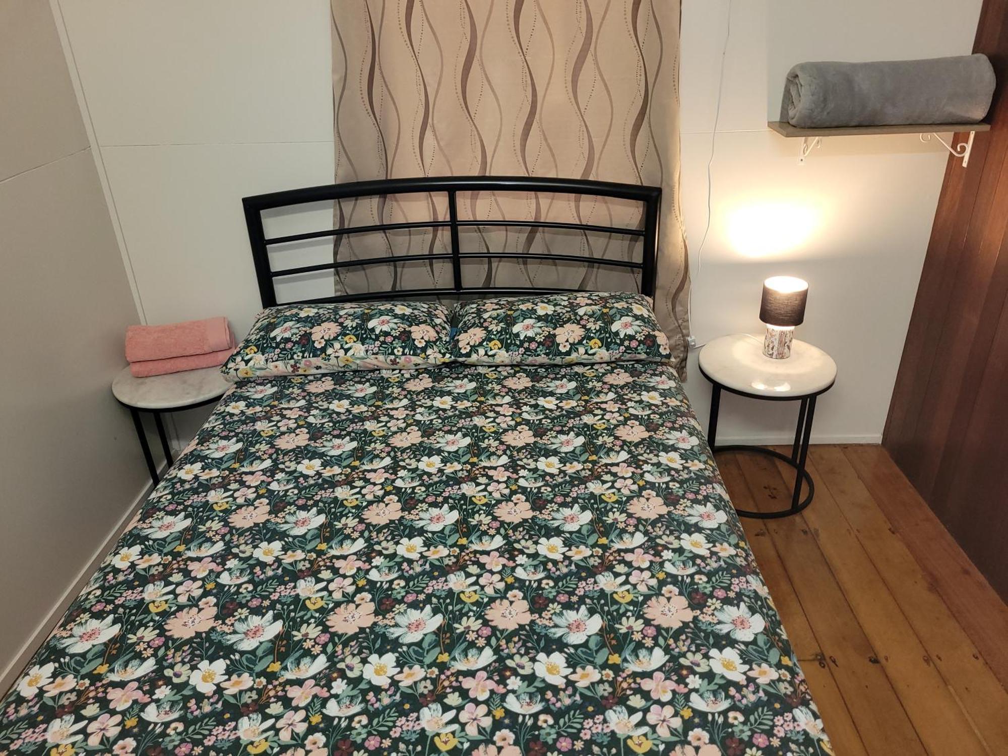 קאירנס Travellers Paradise מראה חיצוני תמונה A bed with a mattress