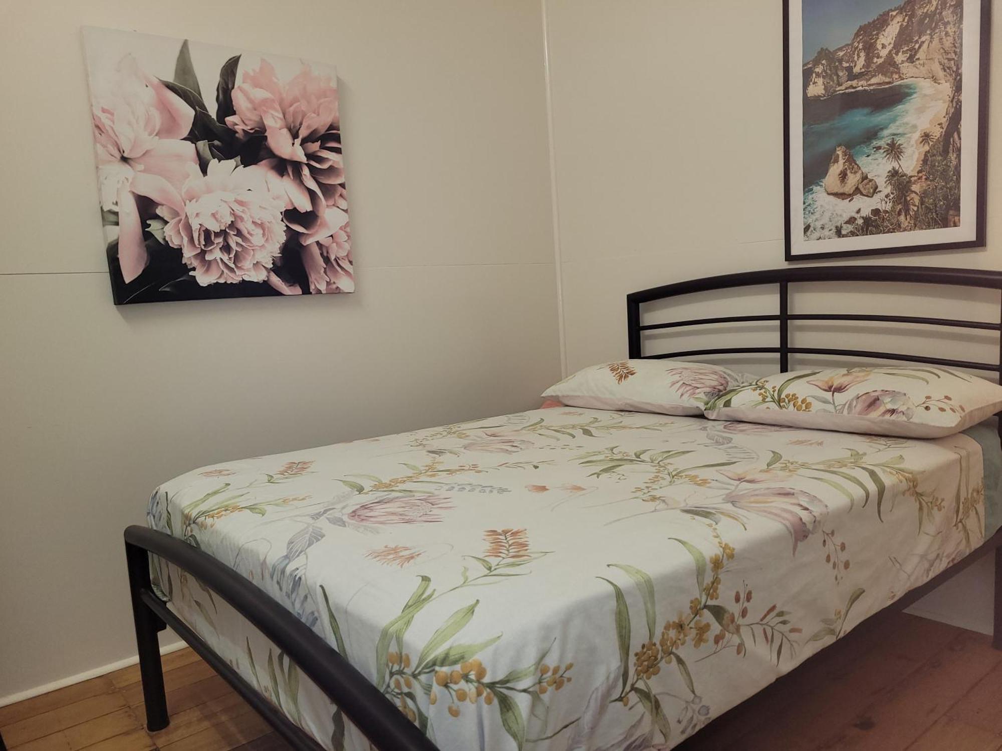קאירנס Travellers Paradise מראה חיצוני תמונה A double bed