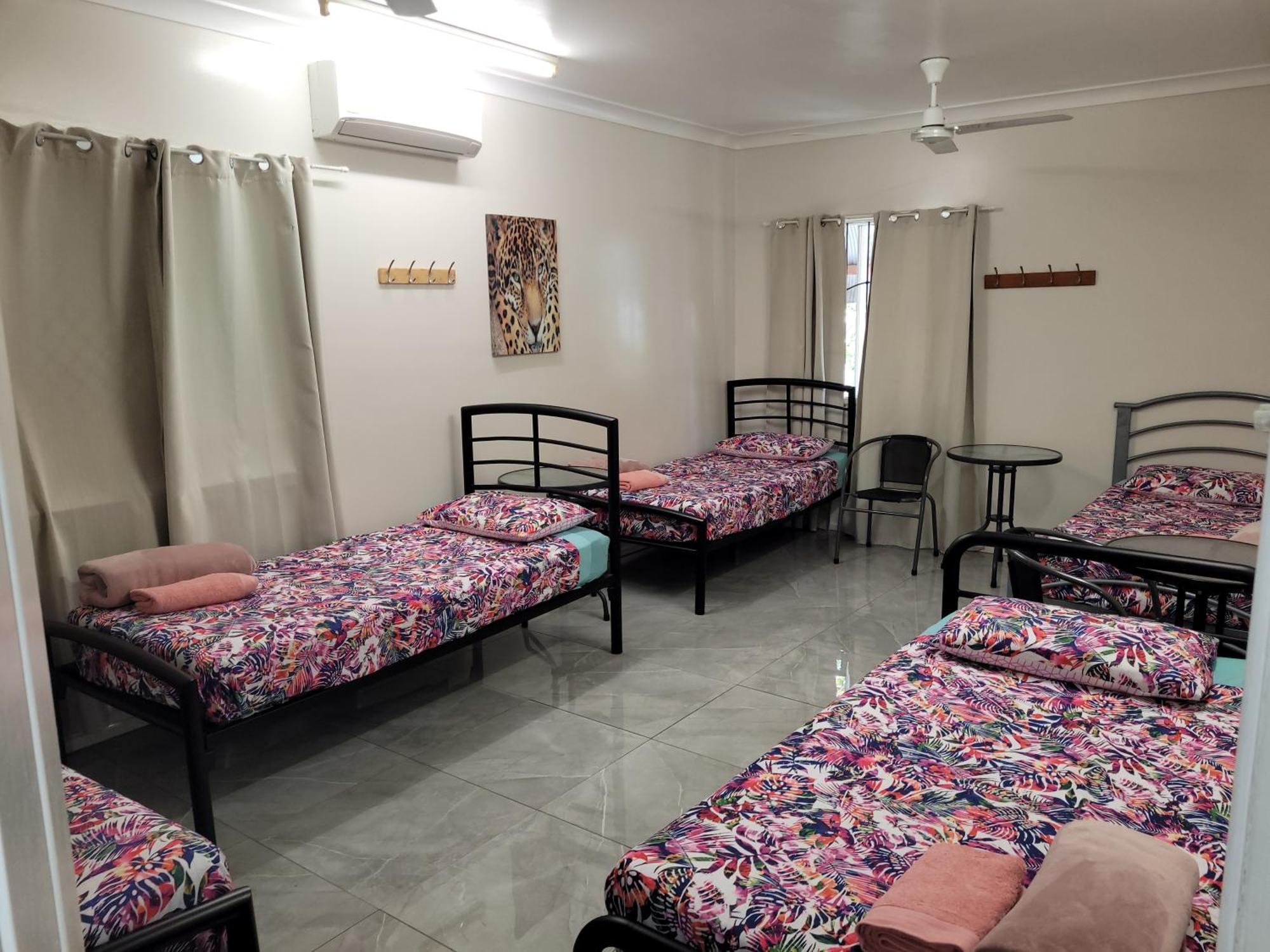 קאירנס Travellers Paradise מראה חיצוני תמונה A room at the hostel