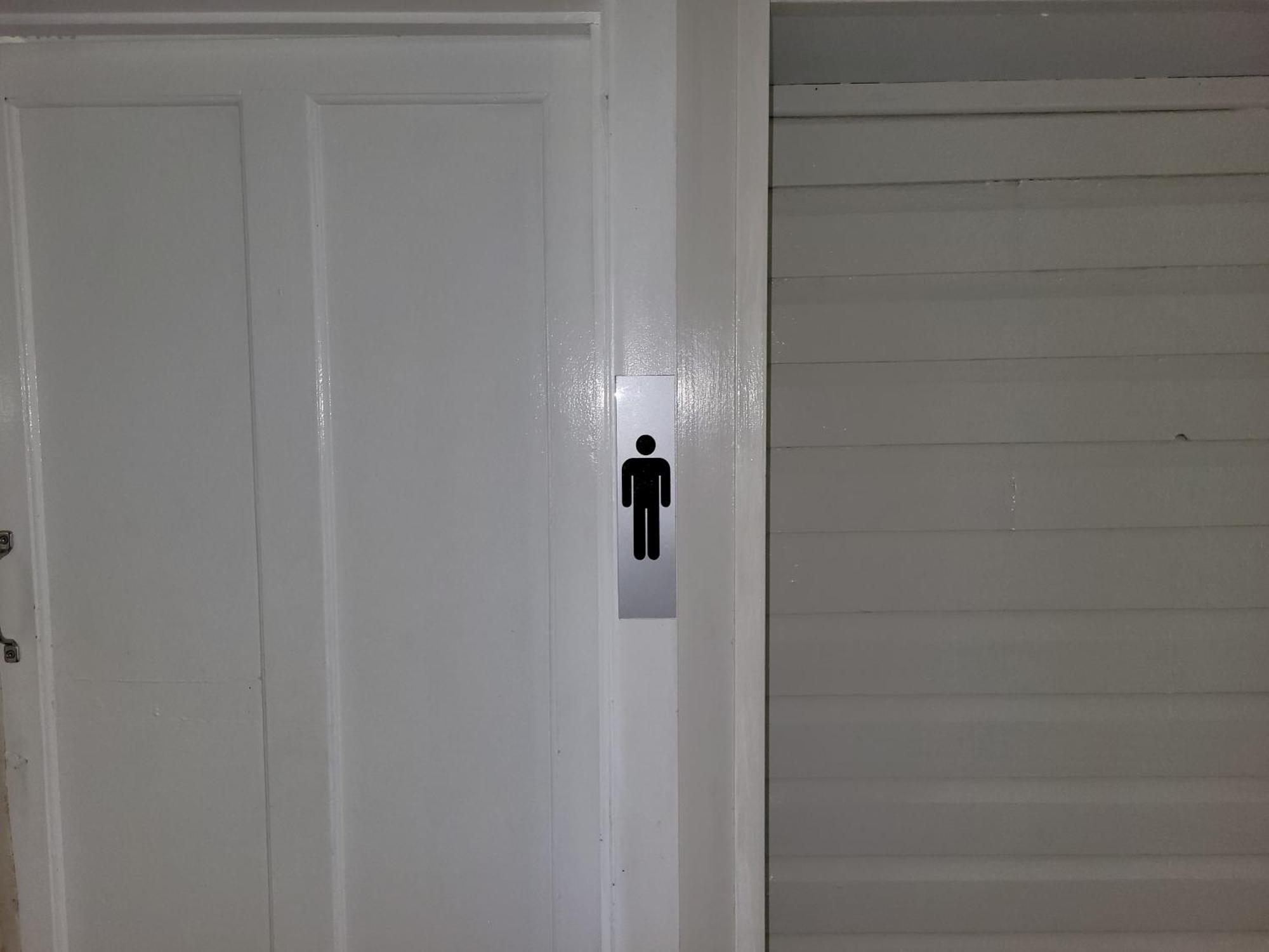 קאירנס Travellers Paradise מראה חיצוני תמונה A male toilet sign