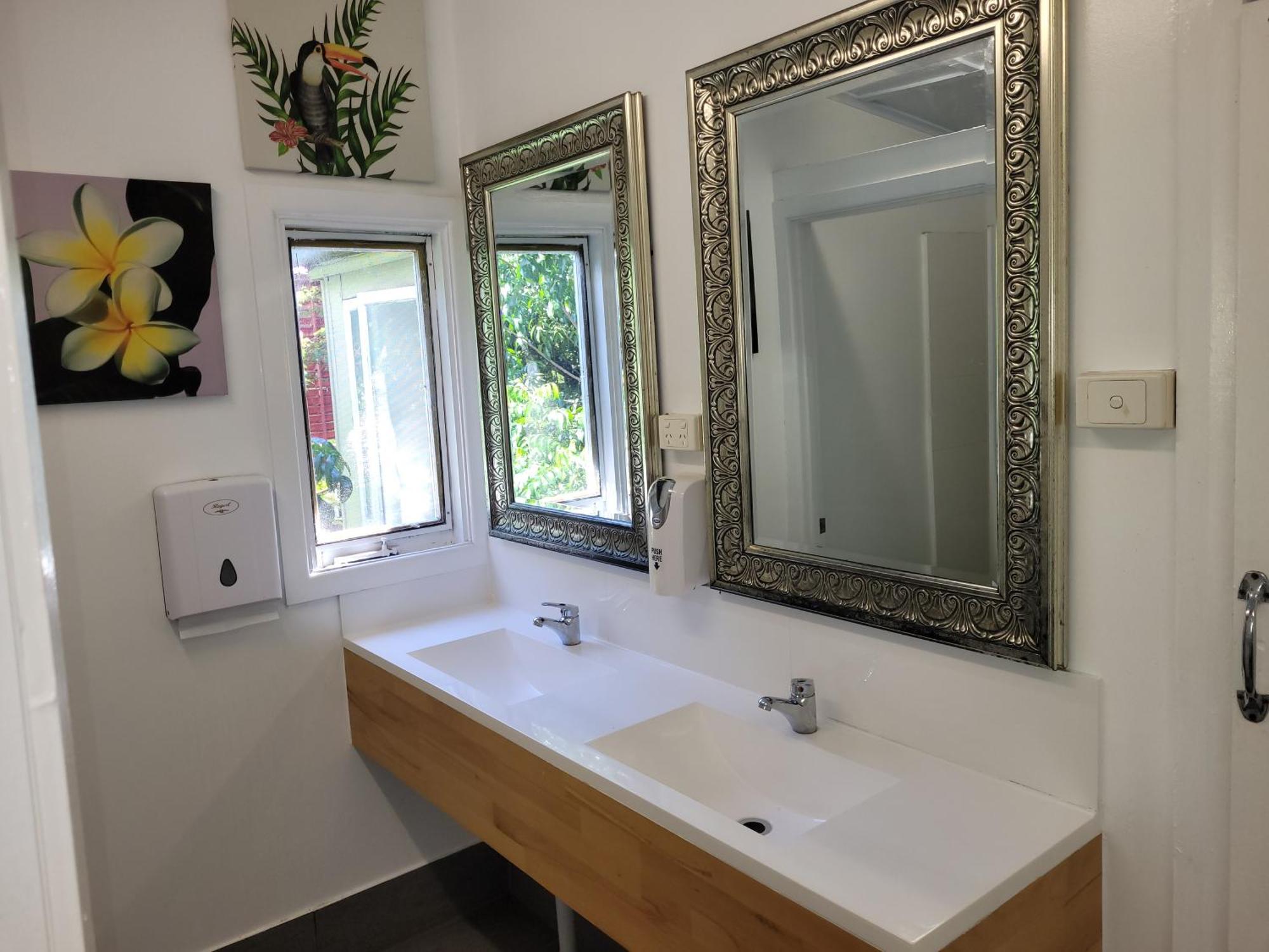 קאירנס Travellers Paradise מראה חיצוני תמונה A modern bathroom