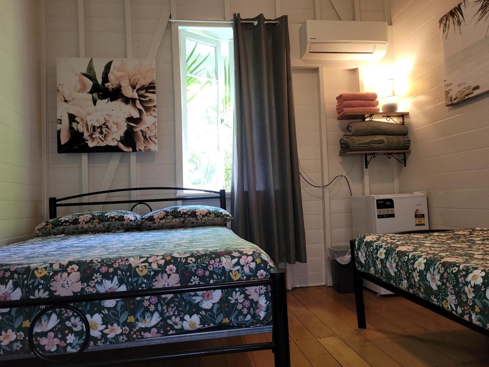 קאירנס Travellers Paradise מראה חיצוני תמונה A room at the hostel