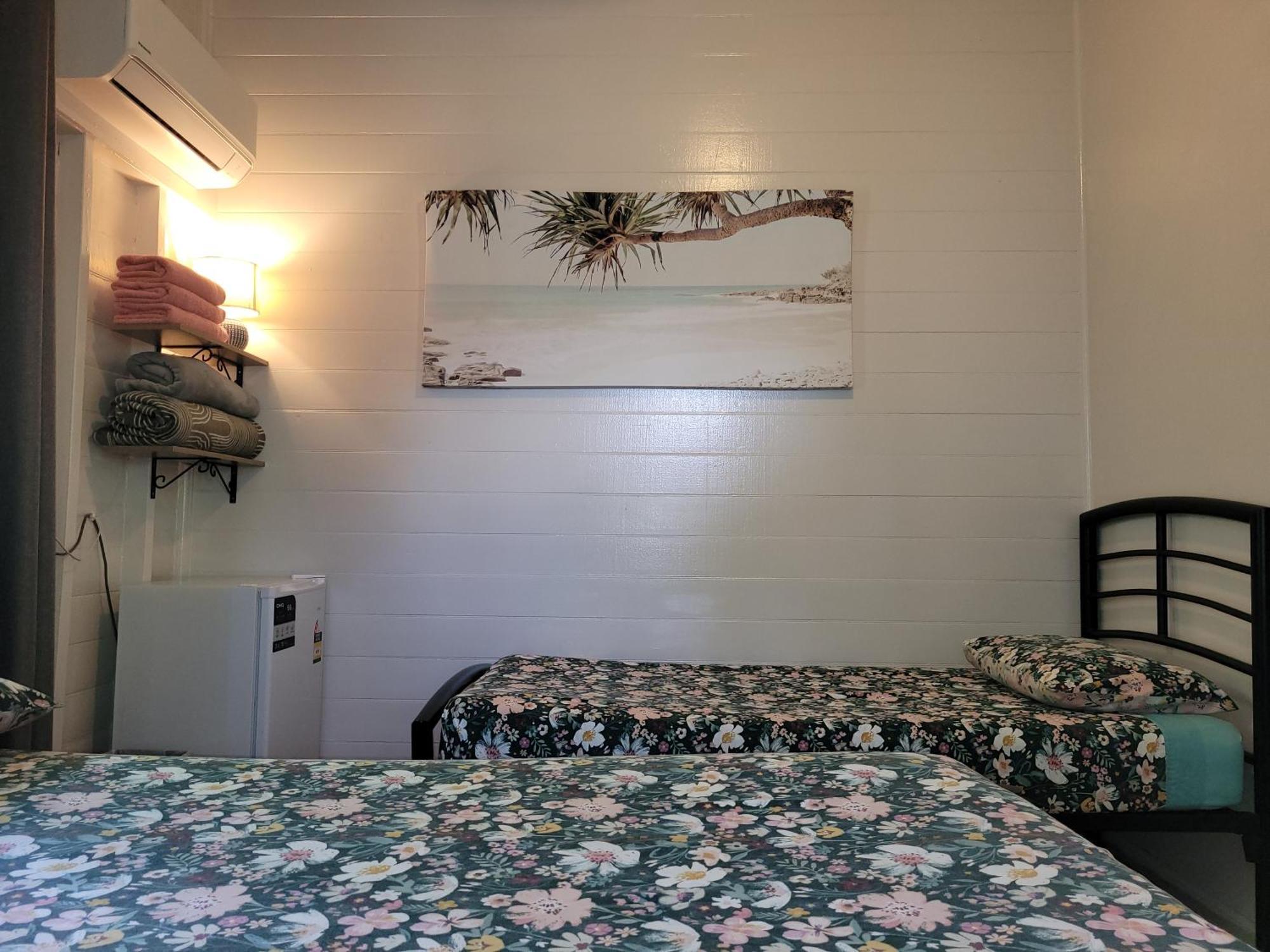קאירנס Travellers Paradise מראה חיצוני תמונה A room at the hostel