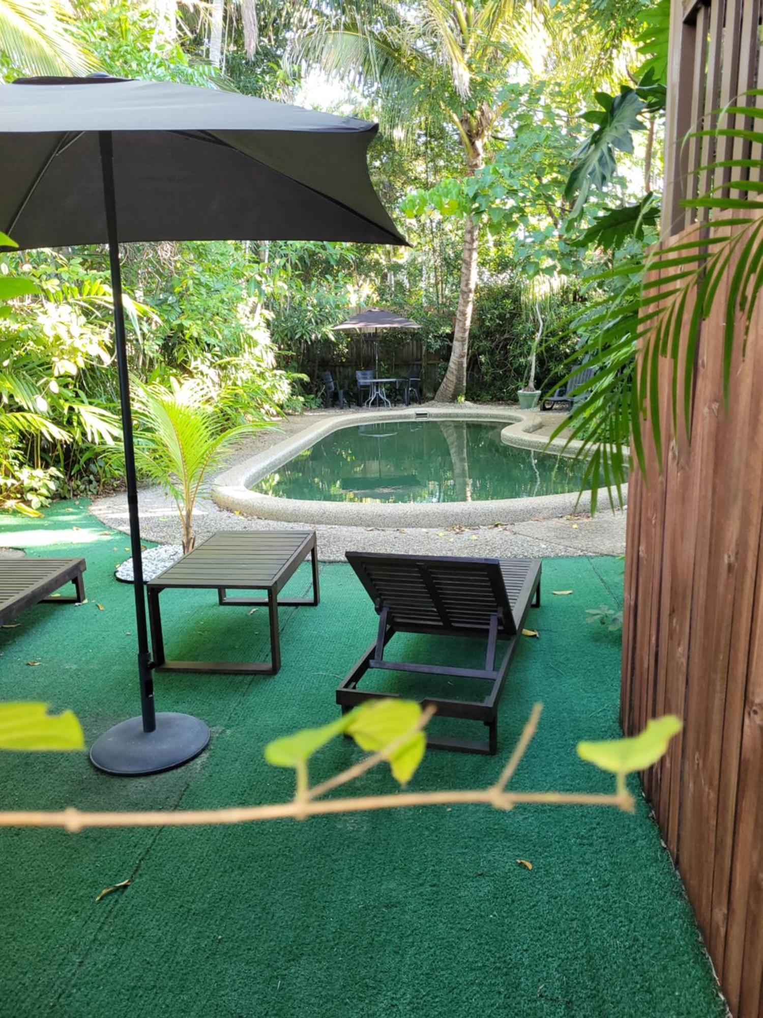 קאירנס Travellers Paradise מראה חיצוני תמונה A private pool at a resort in Thailand