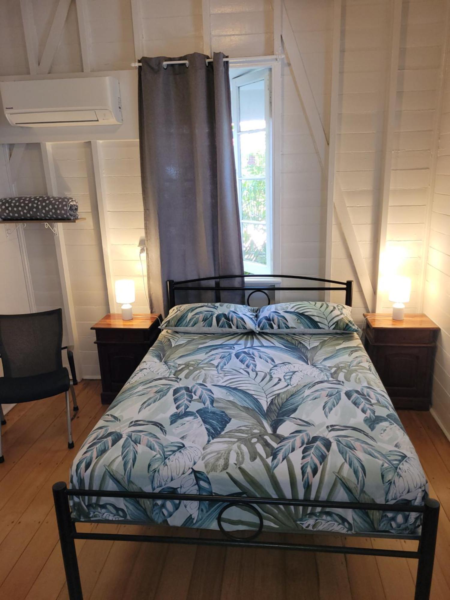 קאירנס Travellers Paradise מראה חיצוני תמונה A bedroom in a hostel