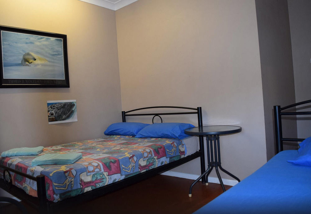 קאירנס Travellers Paradise מראה חיצוני תמונה A room at the hostel