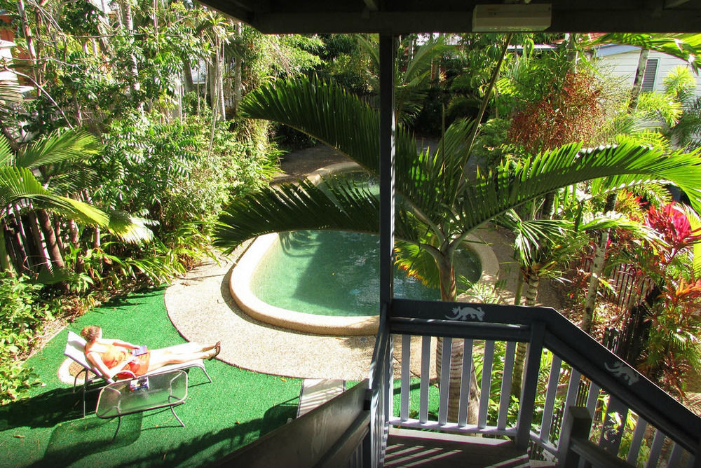 קאירנס Travellers Paradise מראה חיצוני תמונה A view of the pool at the resort