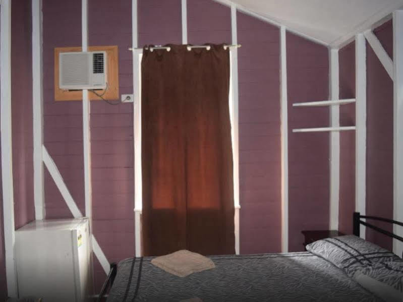 קאירנס Travellers Paradise מראה חיצוני תמונה A room in a typical Japanese capsule hotel