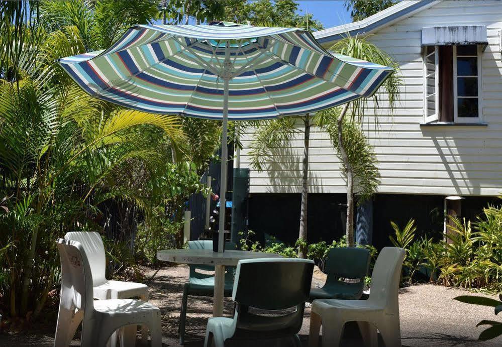 קאירנס Travellers Paradise מראה חיצוני תמונה A patio umbrella