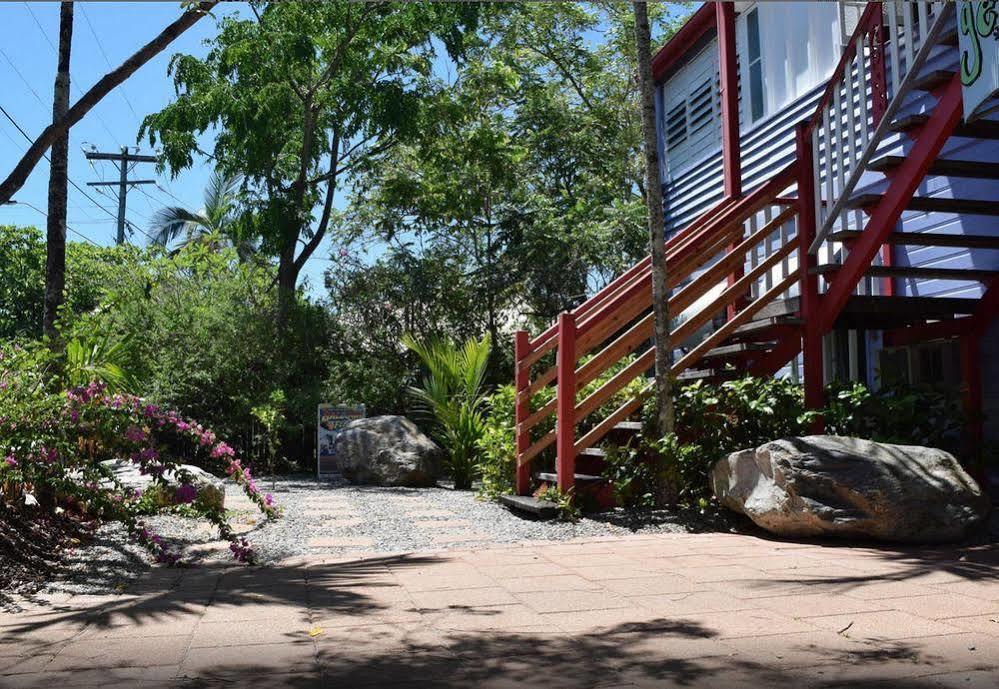 קאירנס Travellers Paradise מראה חיצוני תמונה The entrance to the house