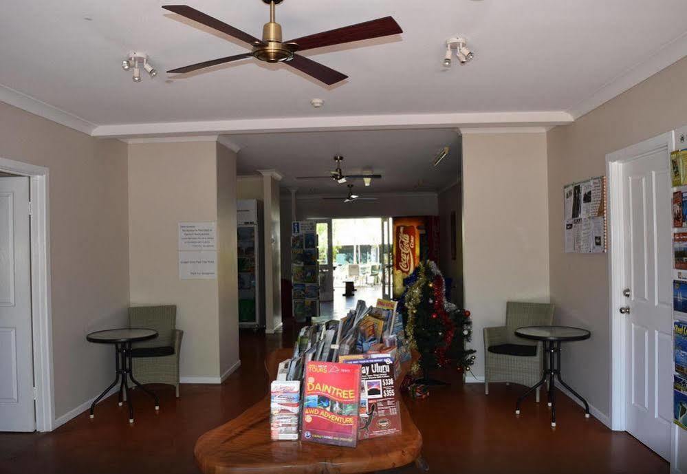 קאירנס Travellers Paradise מראה חיצוני תמונה The lobby of the station
