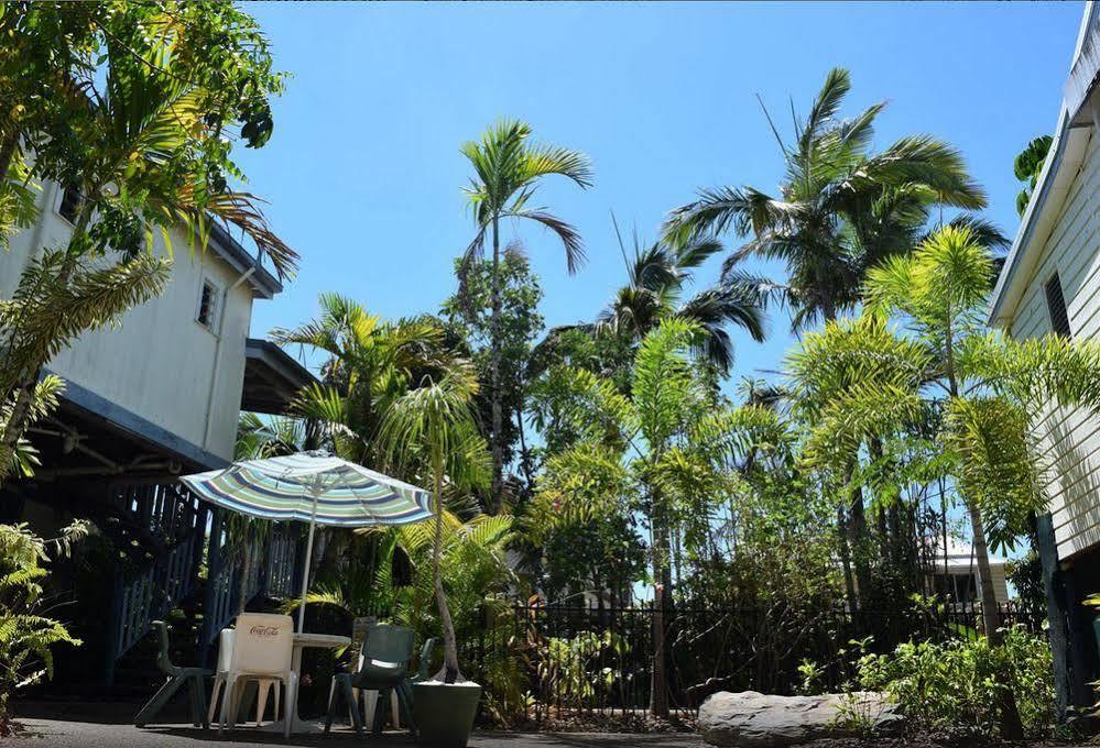 קאירנס Travellers Paradise מראה חיצוני תמונה The courtyard at the Old Museum Building